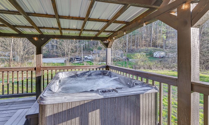 Campton Cottage | Private Hot Tub: Dog-friendly Red River Gorge Home
