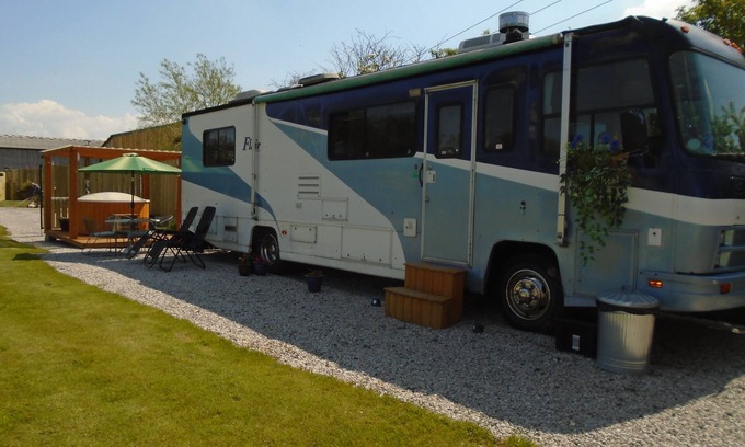 Ferrensby House | private hot tub with 1990,s American motorhome