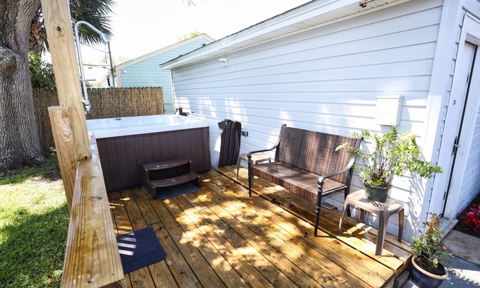 Galveston House | Private Hot Tub Oasis/Comfy Home 6 Min Dr to Beach