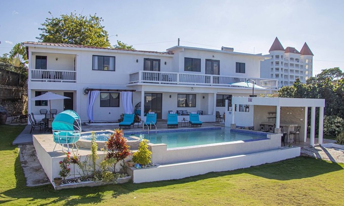 Runaway Bay House | Private House by the Ocean
