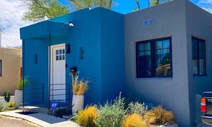 Parkland Hills House | Private house in a safe area, close to Nob Hill, UNM, Airport, Netflix, and KAFB