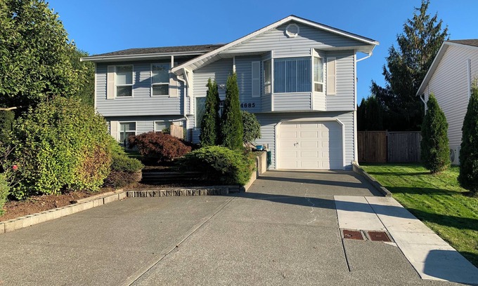Courtenay House | Private House in quiet neighbourhood - hot tub - yard & secure garage parking