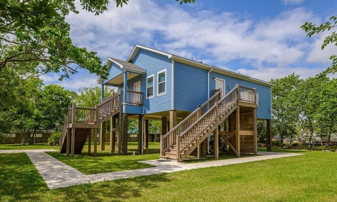Dickinson House | Private House In San Leon. Fish, Relax, Repeat Modern Bay Getaway