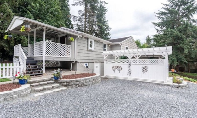 North Creek House | Private House in Woodinville with Hot Tub, close to Wineries!