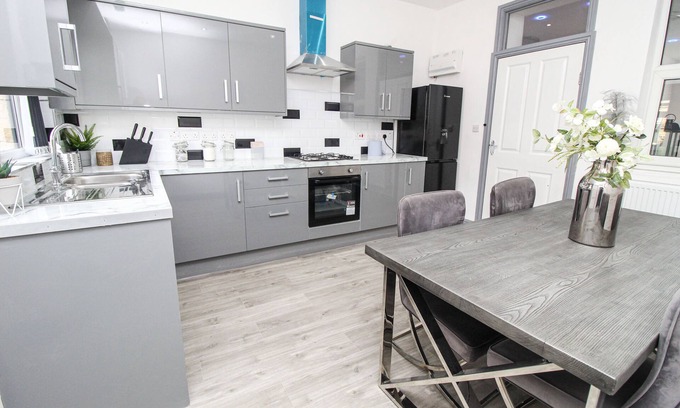 Bradford House | Private House Sleeps 9 With Wi-fi