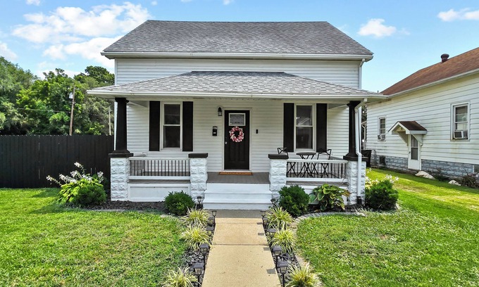 Caseyville House | Private House - Sleeps 8 - 13 Min to Downtown STL