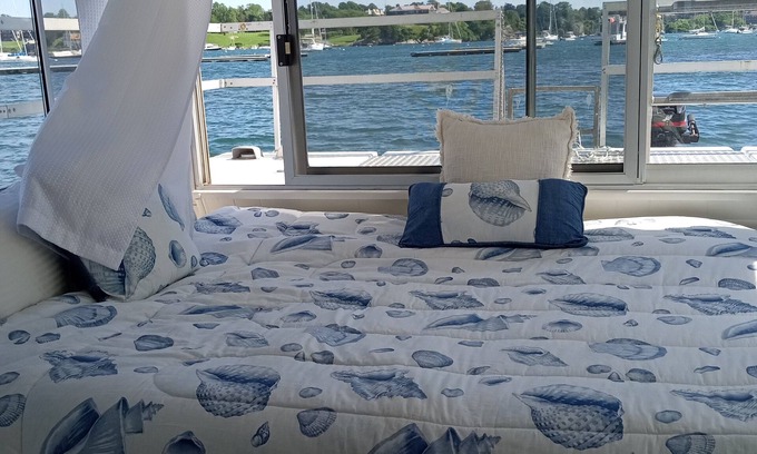 Fifth Ward Boat Rental | Private Houseboat In Beautiful Newport Harbor