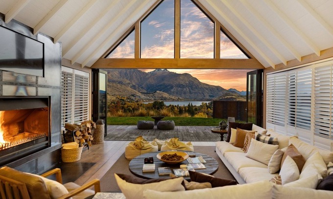 Arrowtown House | Private infinity pool, spa pool, tennis court, petanque