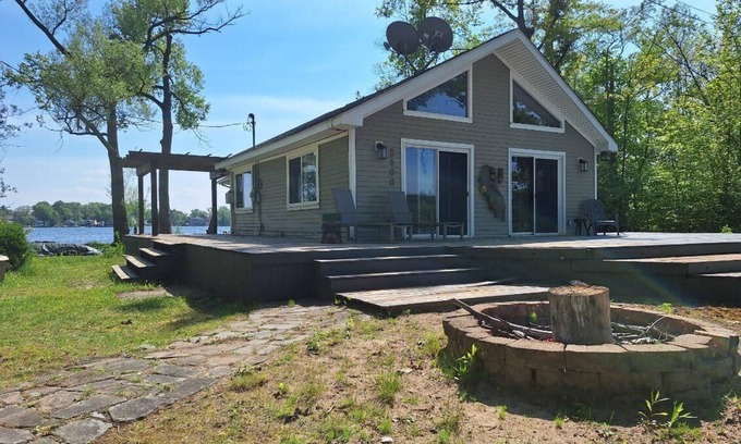 White Lake Cabin | Private Island Getaway. 360 Water views. PONTOON BOAT INCLUDED!