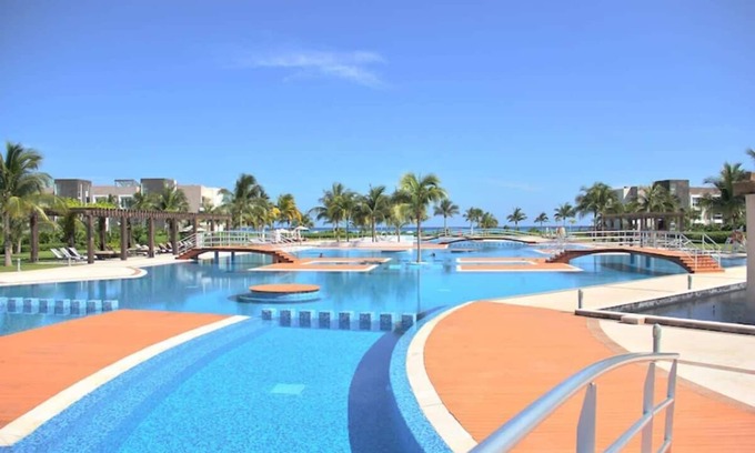 Luis Donaldo Colosio Condo | Private Jacuzzi | Infinity Pool | Beach | Terrace
