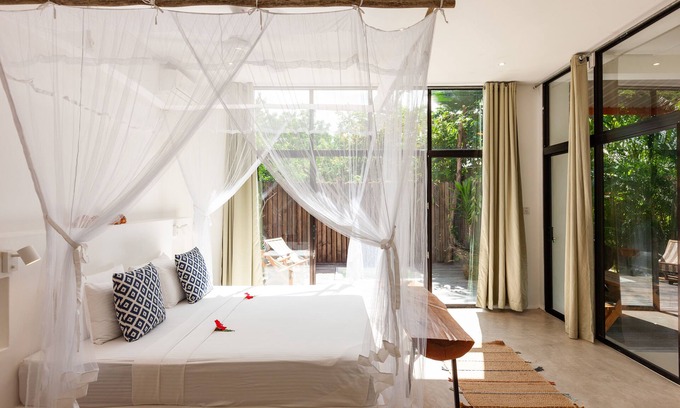 Praslin Island Apartment | Private Jacuzzi + Free Wifi + Outdoor Shower at la Pointe Beach Huts