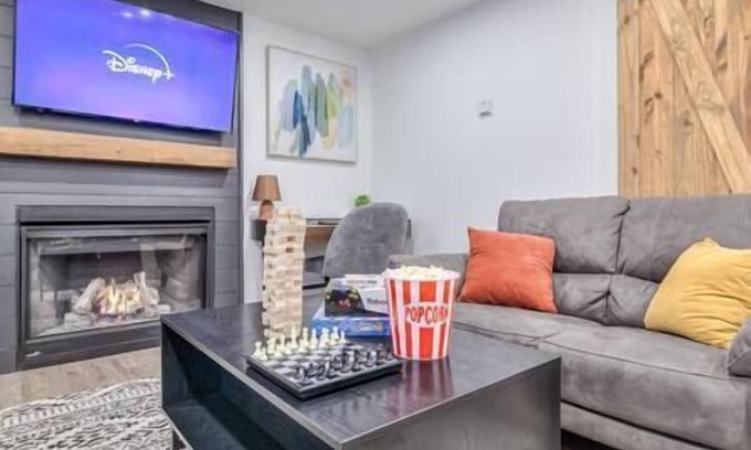 Whitby Apartment | Private | King Bed | Fireplace | Pets | Therma SPA | WiFi | No Steps inside