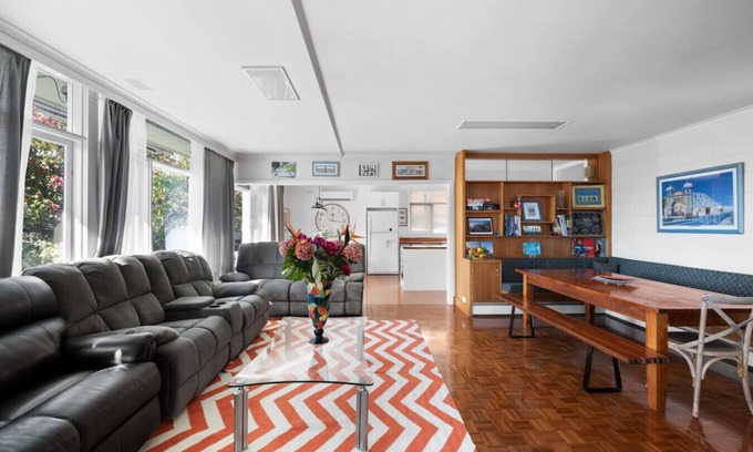 Highett House | Private king guest suite w/free parking