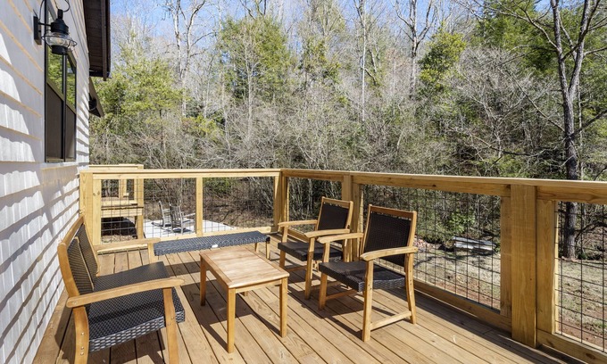 Old Fort House | Private, King, Newly Renovated Farmhouse, Mountain and Creek Views, Fire pit
