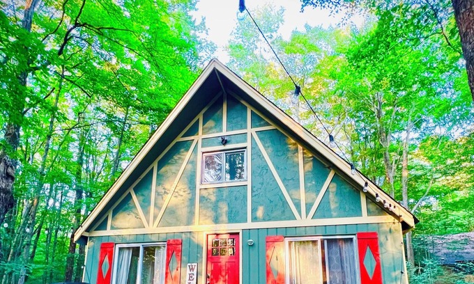 Thornhurst Ski Chalet | Private Lake Chalet w/ Heated Pools, Beach & Firepit!