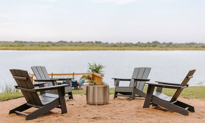 Dennis House | Private Lake Stay, Kayaks, 2.5 acres, July Dates Open