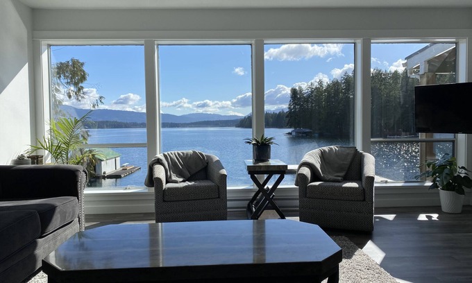 Sproat Lake House | Private lakefront house on beautiful Sproat Lake