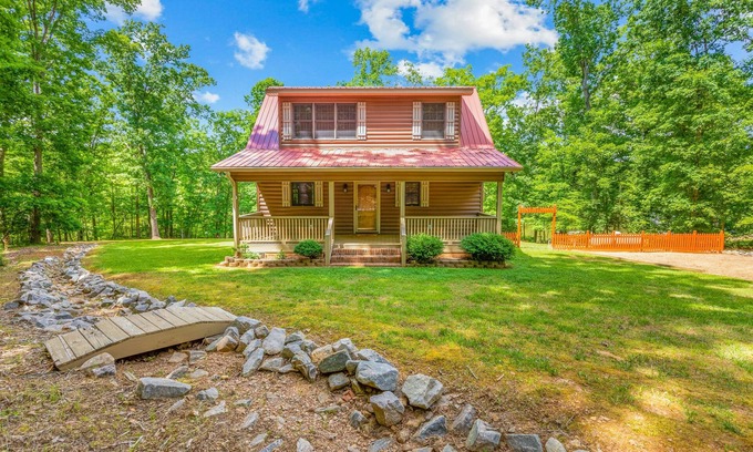 Wise Cabin | Private lakefront hideaway with dock, swing bench, remote work desk, & AC