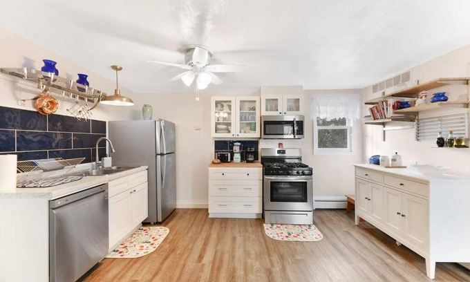 Youngstown House | Private Lakefront Luxury Minutes to the Falls