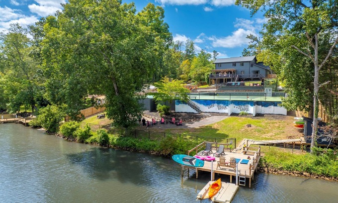Greenville - Spartanburg House | Private Lakefront Wellness Retreat - Swimspa, Pickleball, Basketball, Kayaks