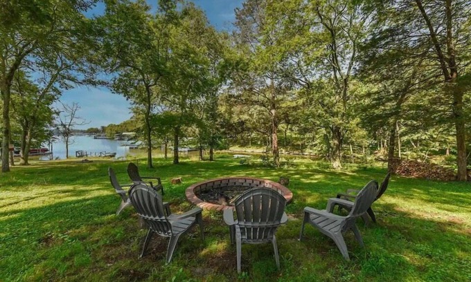 Hendersonville House | Private Lakehouse with Hot Tub near Nashville!