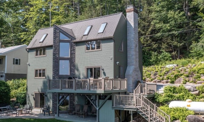 Weare House | Private Lakehouse Getaway for relaxing and fun!