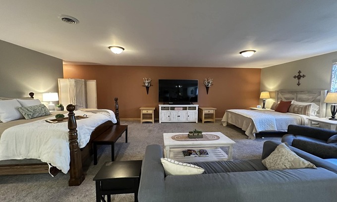 Otterbien Home House | Private Large Suite, cozy, quiet & close to I-75