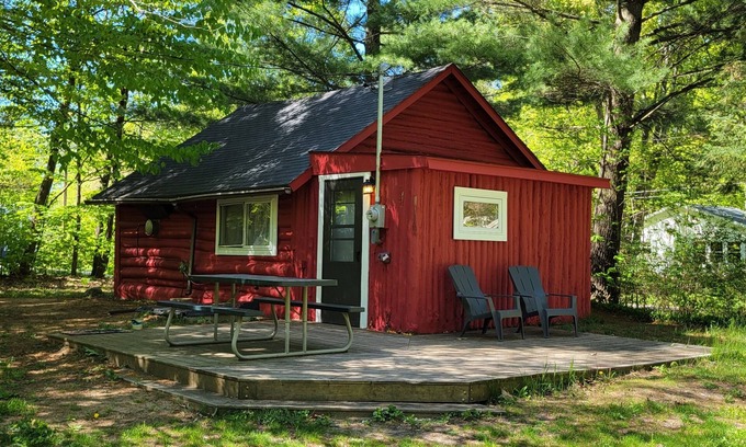 Alden Cabin | Private Log Cabin, 4 min walk to Torch Lake