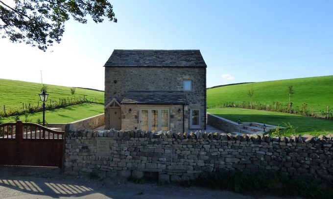 Skipton House | PRIVATE LUXURY Barn Stay with Hot Tub and OUTDOOR ENTERTAINMENT, YORKSHIRE DALES