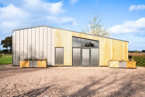 Radbourne House | PRIVATE LUXURY BARN IN ITS OWN 0.75ACRES