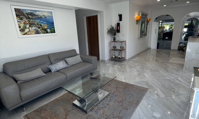 Playa Del Rey House | PRIVATE Luxury HOME WITH HOT TUB AND MINUTES FROM THE BEACH!