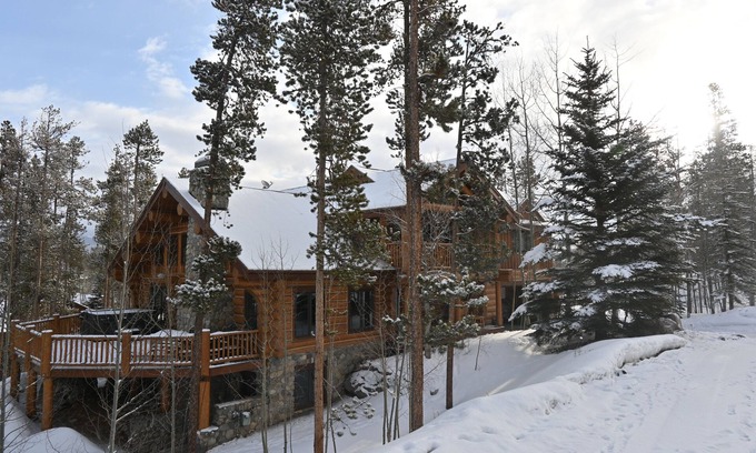 The Reserve House | Private Luxury Home-10 minutes to Ski Resorts-Walk to Restaurants-Hot Tub