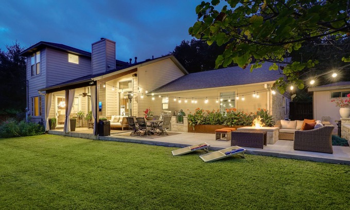 Woodhaven House | PRIVATE LUXURY HOME! 4mi to Downtown |4 Bedrm | 3 Bath | Sleeps 8
