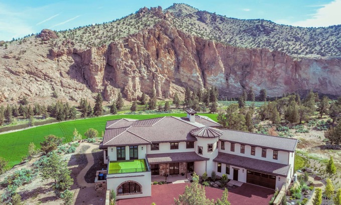 Terrebonne House | Private Luxury Home On Crooked River