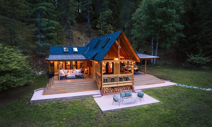 Nakusp Cabin | Private Luxury Lake House on large waterfront property with fire-heated hot tub