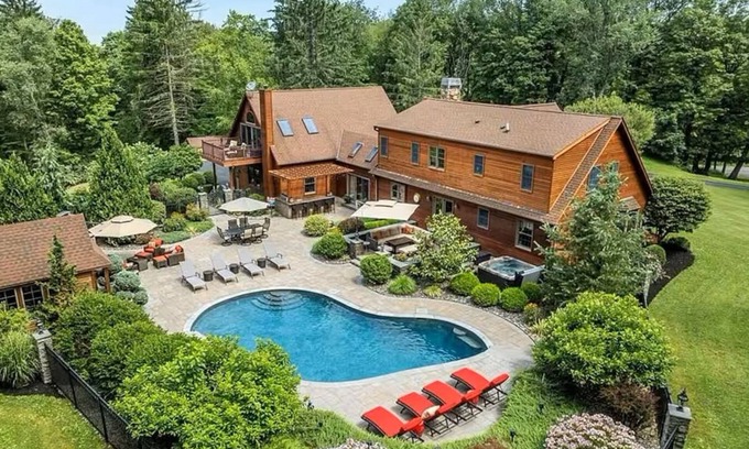 Verbank House | Private Luxury Retreat: Pool, Hot tub, & more!