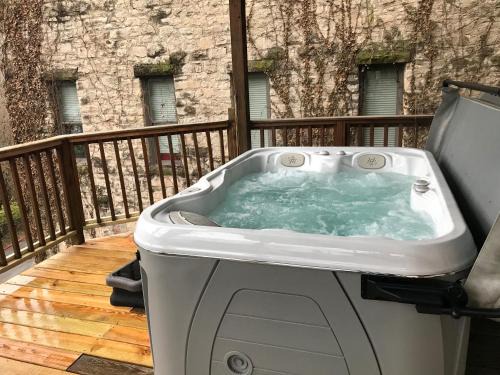 Eureka Springs Historic District Apartment | Private Luxury Suite with Hot Tub Downtown Eureka Springs