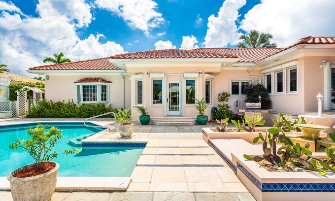 Seven Mile Beach Villa | Private Luxury Waterfront Villa with Pool