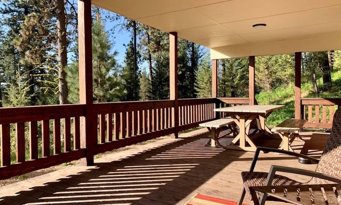 Garden Valley Cabin | Private, modern cabin near golf course and hot springs pool