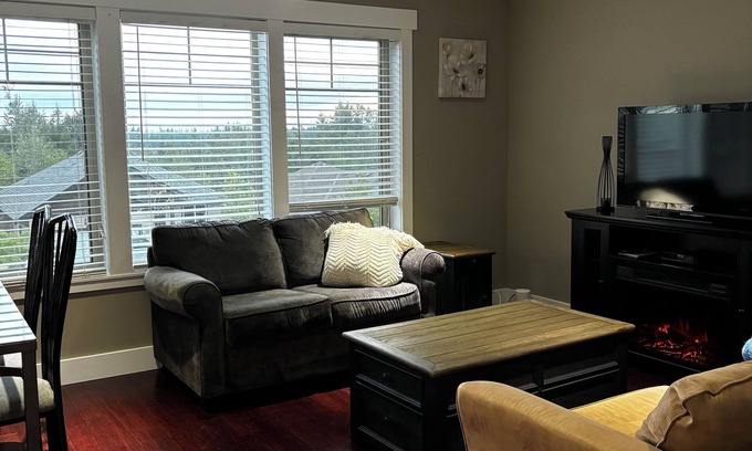 Cumberland Apartment | Private, Modern, Guest Suite in Cumberland BC, w/Full Kitchen, Close To Mt Wash