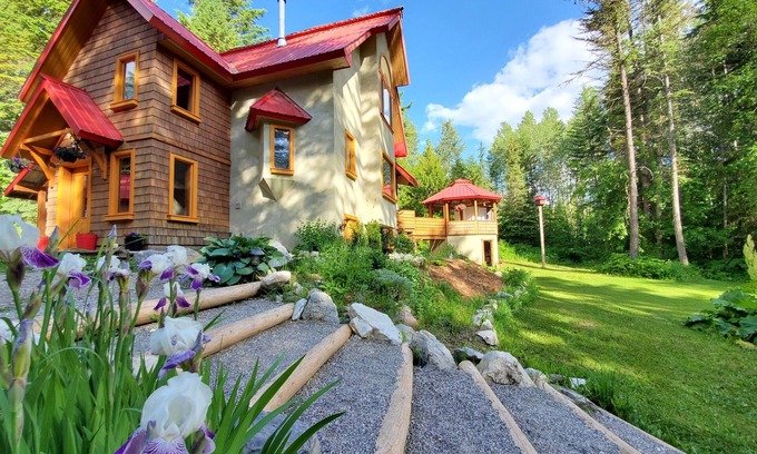 Golden Ski Chalet | Private mountain home with hot tub nestled in the kapistro basin