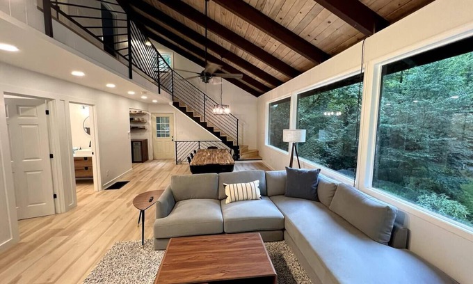 Pisgah Forest Cabin | Private Mountain Chalet-Fenced in Yard for Pets!