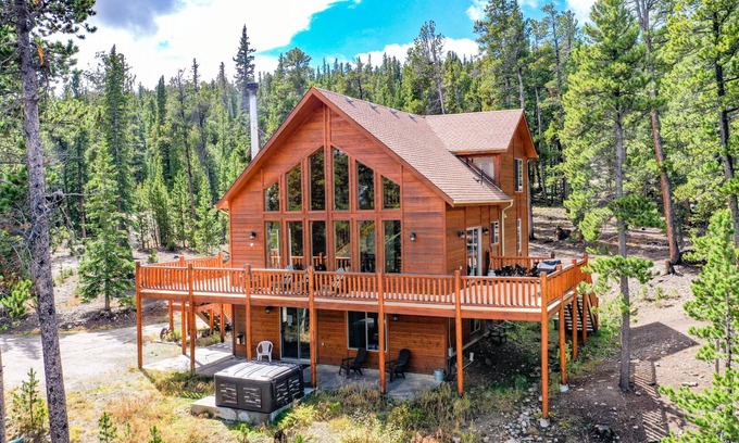 Valley of the Sun Cabin | Private, Mountain Views, Large Deck, Hot Tub - Alpenhaus