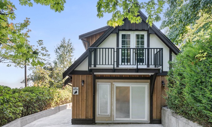 Chilliwack House | Private Mountainside Home - close to hiking trails and rivers.