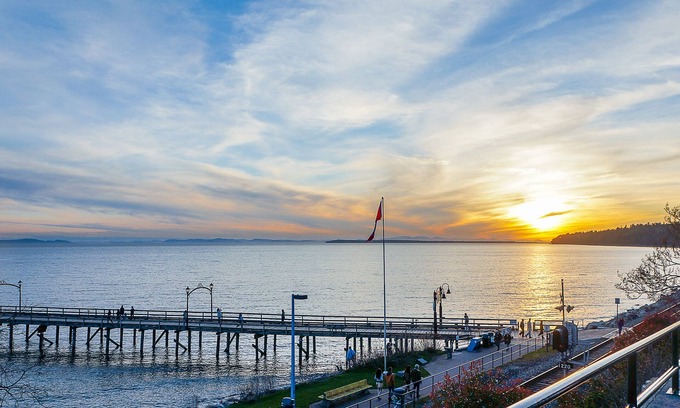 White Rock House | Private new 2 bedroom basement suite with short walk to the beach