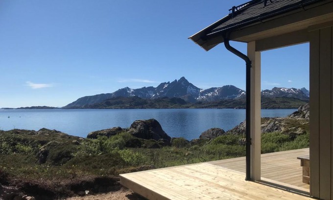 Sennesvik House | PRIVATE NEWLY BUILT WATERFRONT CABIN IN LOFOTEN