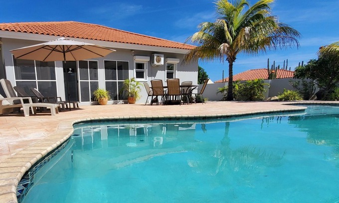 Noord House | Private Oasis-3BR w/Pool & Garden – 1 .1miles to Palm Beach, Ideal for Families