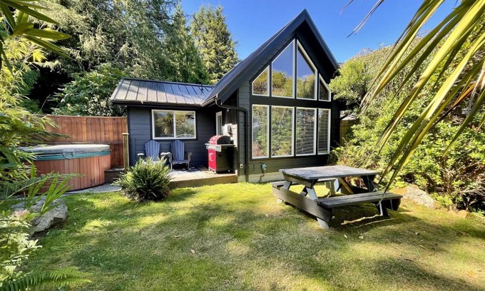 Ucluelet House | Private Oceanfront Cabin And Hot Tub! - Gww