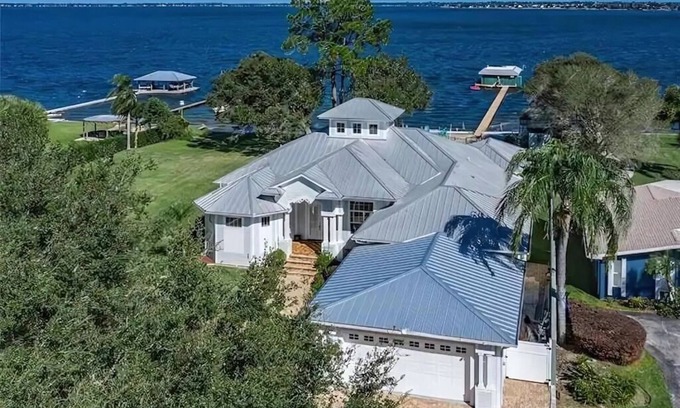 Lake Placid House | Private Old Florida Lake House Retreat 5 bedroom 4 bathroom home away from home