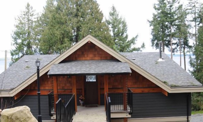 Chemainus House | Private one acres oceanfront home in Saltair !